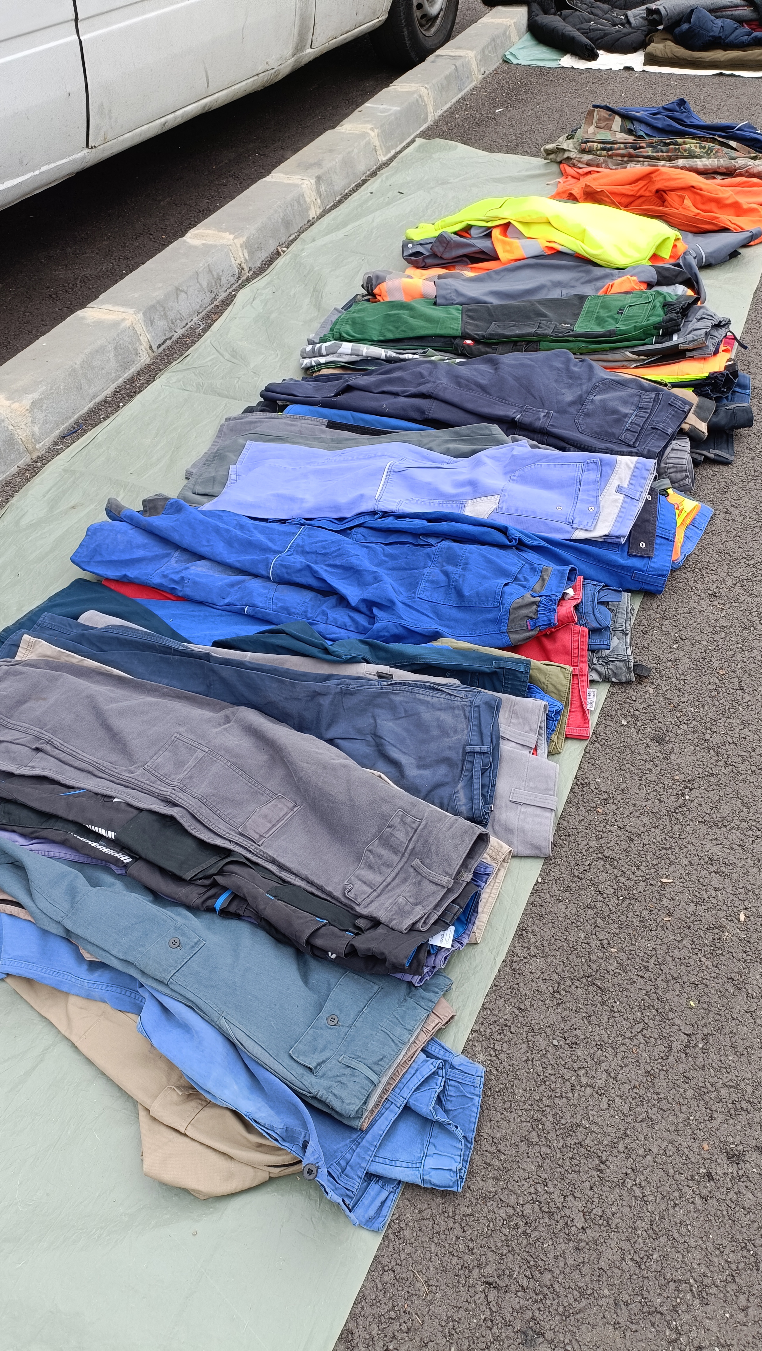 Haine, Încălțăminte și Unelte Second Hand?