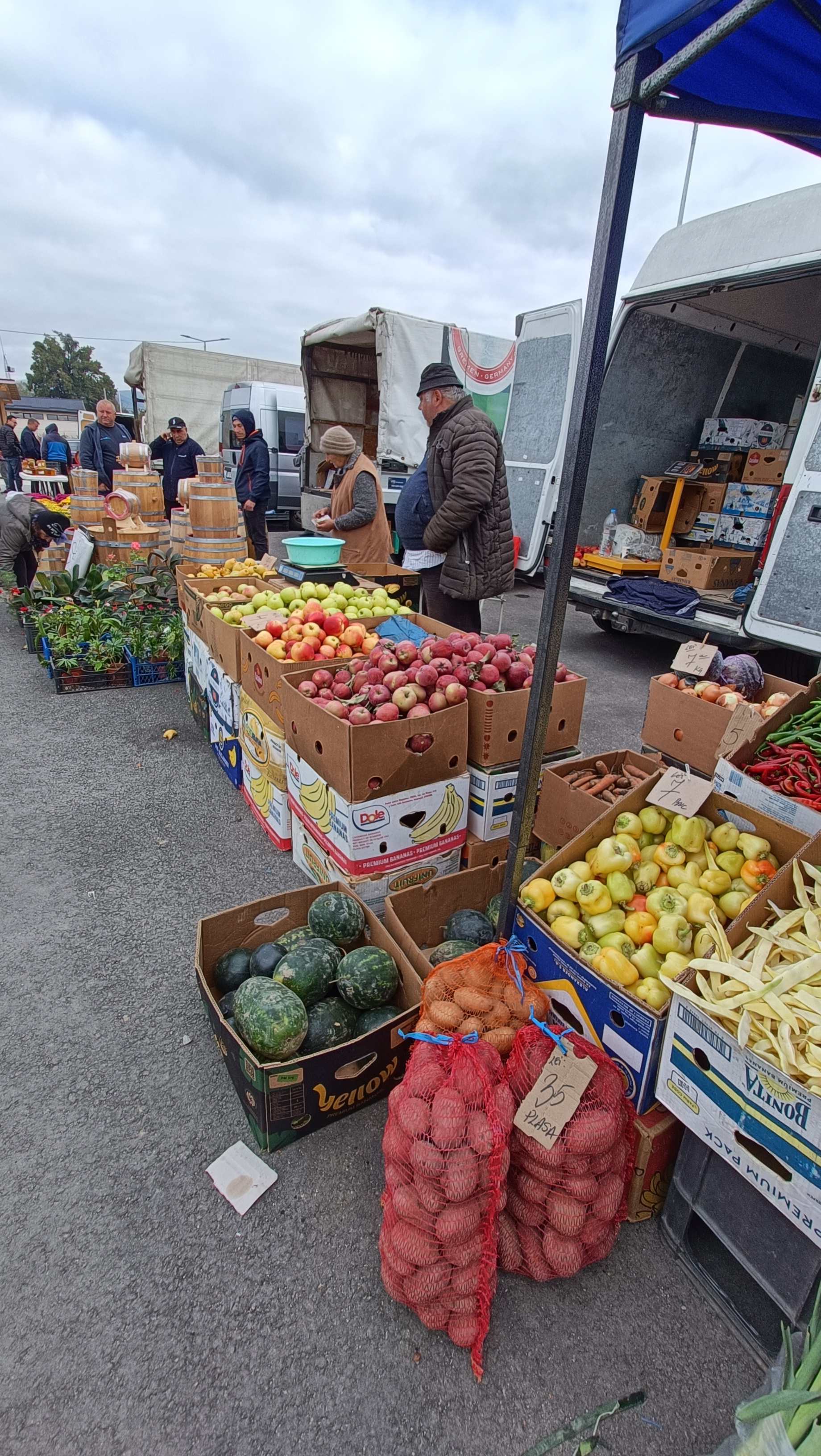 Haine, Încălțăminte și Unelte Second Hand?