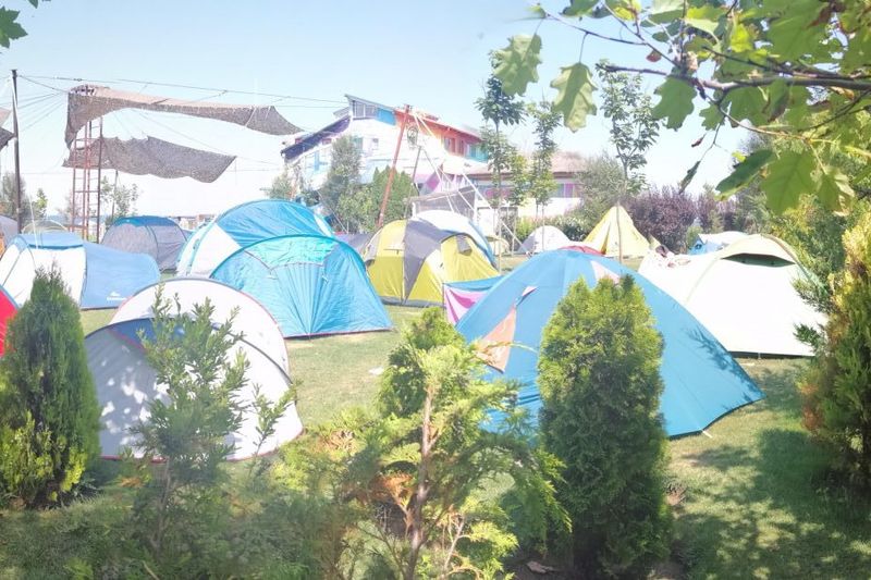 Turism ecologic la hotel sau la cort?
