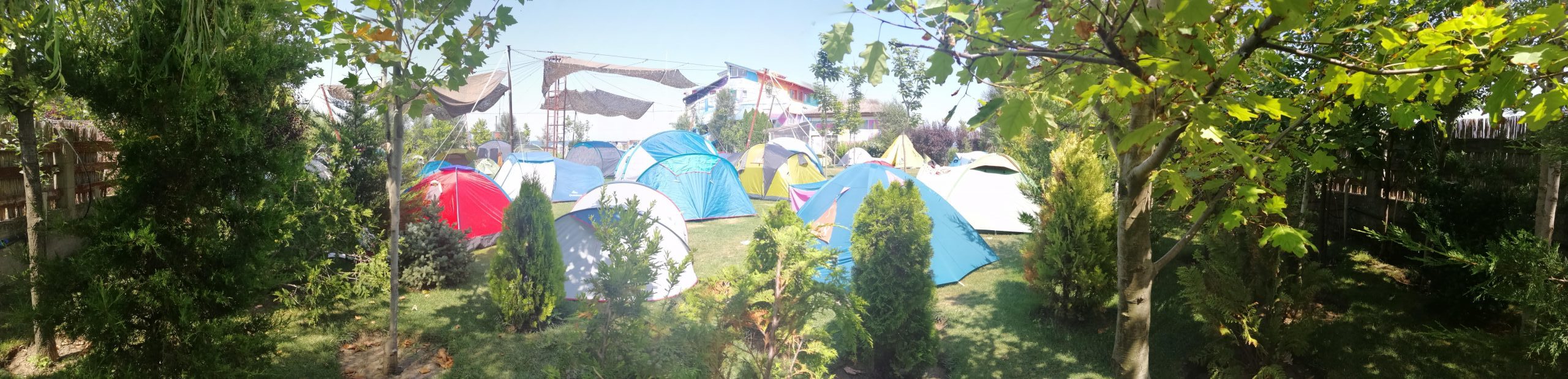 Turism ecologic la hotel sau la cort?